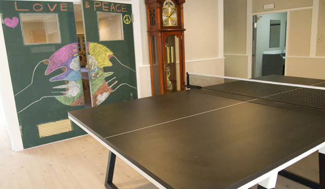 <strong>『シェアデザイナーズカレッジ たまプラーザ』</strong>　入口には、世界に3台しかないという「PUMA SOCIAL」の卓球台が。