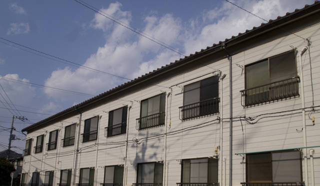 <strong>『シェアデザイナーズカレッジ たまプラーザ』</strong>　緑の多い閑静な住宅街に建つ2棟の白い建物。