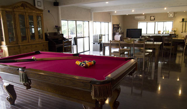 <strong>『シェアデザイナーズカレッジ たまプラーザ』</strong>　リビングにはアンティークショップとタイアップした家具が備えつけられている。