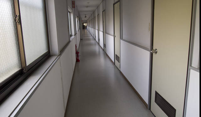 <strong>『シェアデザイナーズカレッジ たまプラーザ』</strong>　細長く一直線上に続く廊下。