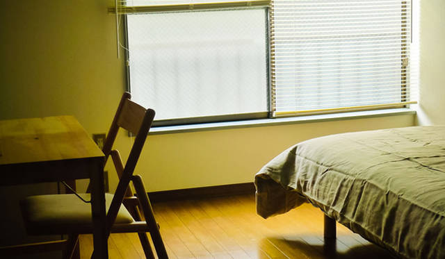 <strong>『シェアデザイナーズカレッジ たまプラーザ』</strong>　必要最低限の家具が備え付けられたA棟の部屋。　©ひつじ不動産