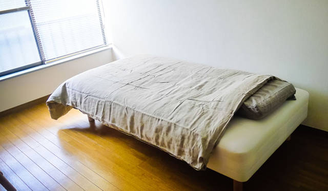 <strong>『シェアデザイナーズカレッジ たまプラーザ』</strong>　必要最低限の家具が備え付けられたA棟の部屋。　©ひつじ不動産