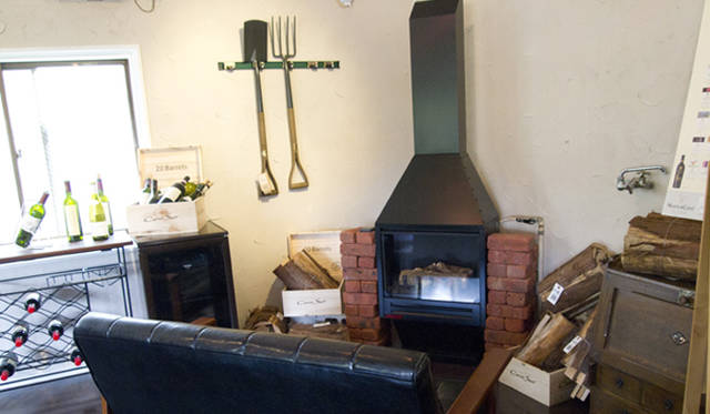 <strong>『シェアデザイナーズカレッジ たまプラーザ』</strong>　リビングには暖炉も設置されている。