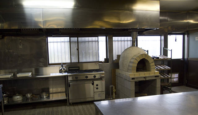 <strong>『シェアデザイナーズカレッジ たまプラーザ』</strong>　ピザ釜のついた大型のキッチン。