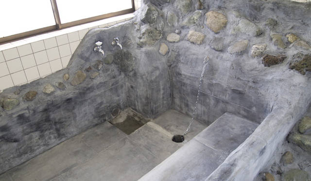 <strong>『シェアデザイナーズカレッジ たまプラーザ』</strong>　手作りの岩風呂。
