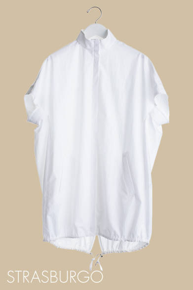 <strong>ストラスブルゴ｜STRASBURGO</strong>　着こなしにスポーティなニュアンスをプラス。トップス　3万9900円（SUPPORT SURFACE｜サポートサーフェス）