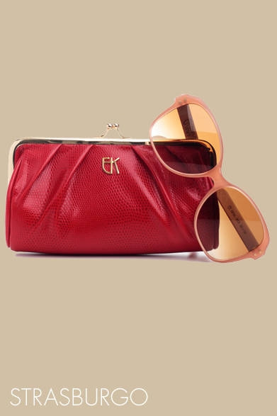 <strong>ストラスブルゴ｜STRASBURGO</strong>　レトロシックな着こなしに似合う、淡いグラデーションカラー。がま口のケース入り。アイウエア　4万9350円（EMMANUELLE KHANH｜エマニュエル カーン）