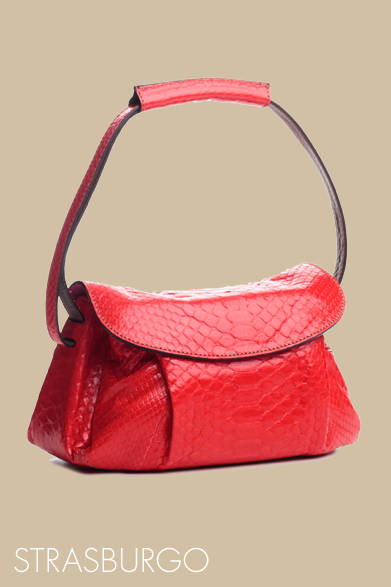 <strong>ストラスブルゴ｜STRASBURGO</strong>　コロンとしたフォルムがかわいい。中は３つに仕切られていて、機能性も高い。バッグ [W23×H15×D15cm] 35万1750円（ZAGLIANI｜ザリアーニ）