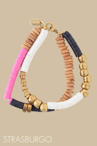 <strong>ストラスブルゴ｜STRASBURGO</strong>　スパンコールやウッドピース、ビーズなどを何重にも重ね合わせたデザイン。ブレスレット　1万500円（Megan Park｜ミーガン パーク）