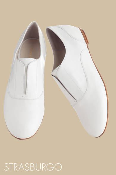 <strong>ストラスブルゴ｜STRASBURGO</strong>　<strong>ストラスブルゴ｜STRASBURGO</strong>　ジャンヴィト ロッシのフラットシューズは、細身の洗練されたフォルムで大人っぽく履けそう。シューズ　8万7150円（Gianvito Rossi｜ジャンヴィト ロッシ）