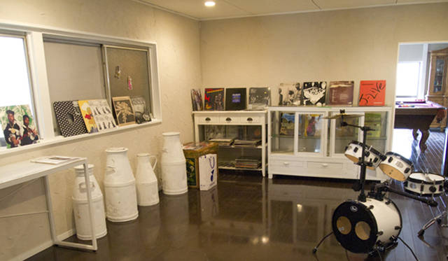　楽器やレコードが備えつけられた多目的ホール。