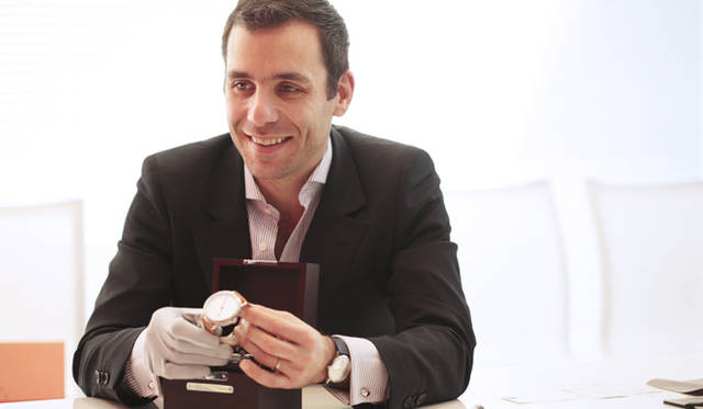 <strong>HAMILTON｜ハミルトン</strong> 1940年代のマリンクロノメーターの復刻モデルを説明するガナック氏。