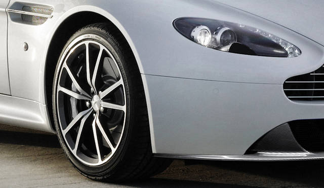 <strong>Aston Martin V8 Vantage｜アストンマーティン V8ヴァンテージ</strong>