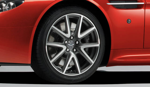 <strong>Aston Martin V8 Vantage｜アストンマーティン V8ヴァンテージ</strong>