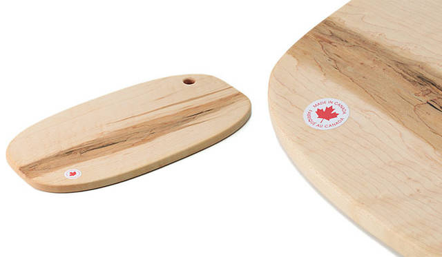 <strong>Birdseye Maple｜バーズアイ メープル</strong>　「Square Cutting Board Round L」1万2600円（品番：BEM09971）サイズ｜W418×H217×D20mm