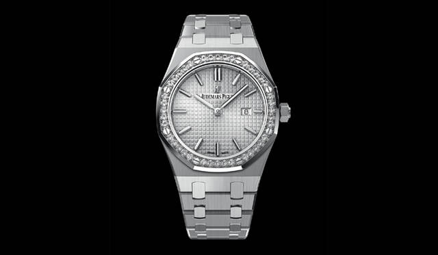 <strong>Audemars Piguet｜オーデマ ピゲ</strong> 「ロイヤル オーク クォーツ」  120万7500円（予価）、6月発売予定。