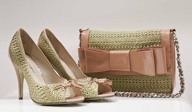 <strong> mellow yellow paris｜メローイエローパリ</strong>　『メローイエローパリ原宿本店』　ラフィア＆エナメルパンプス1万6800円、ラフィア＆エナメル　リボンバッグ1万4700円