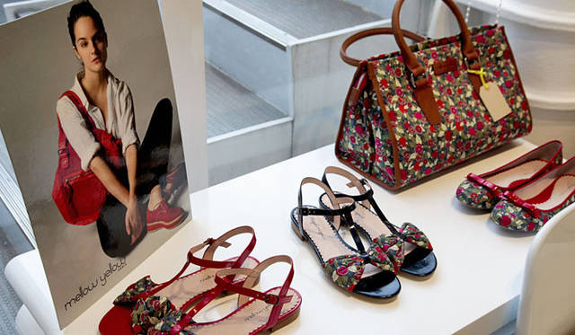 <strong> mellow yellow paris｜メローイエローパリ</strong>　『メローイエローパリ原宿本店』　リバティプリントバッグ2万2050円、リバティプリントサンダル1万4700円、リバティプリント バレエシューズ1万4700円