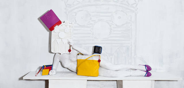 <strong>BALLY｜バリー</strong>　真っ白にペイントされたモデルと、真っ白な背景。そこにポップ＆カラフルな小物を合わせたのが楽しい。