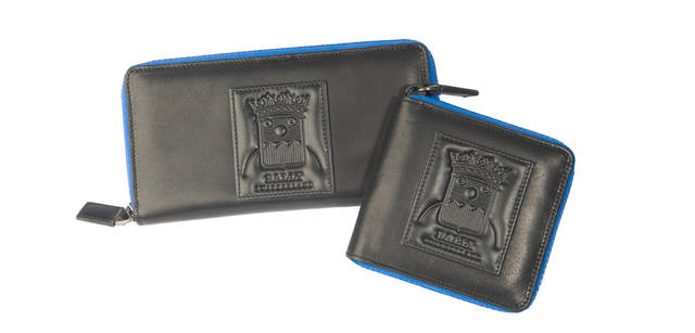 <strong>BALLY｜バリー</strong>　フロントに型押しされたロゴがポイント。長財布　4万4100円、折りたたみ財布 3万3600円（ともにバリー）