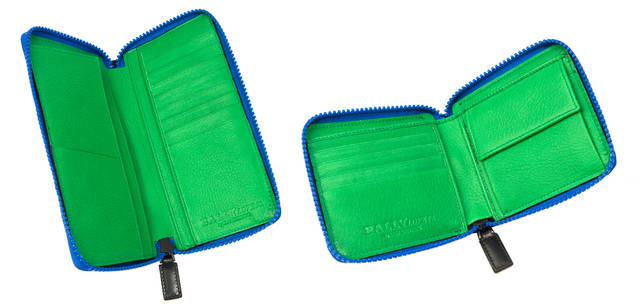 <strong>BALLY｜バリー</strong>　表から見てシックなブラックの財布も、内側は思いきり鮮やか。長財布　4万4100円、折りたたみ財布 3万3600円（ともにバリー）
