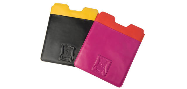 <strong>BALLY｜バリー</strong>　iPadケースもカラフルに。各 3万3600円（ともにバリー）