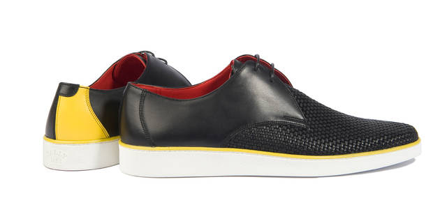 <strong>BALLY｜バリー</strong>　上質なレザーをスニーカーに使用。カラーリングやフロントのメッシュ仕様など、さりげないディテールへのこだわりが光る。スニーカー 5万2500円（バリー）