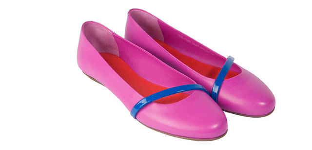 <strong>BALLY｜バリー</strong>　ピンク×レッド×ブルー、思いきり鮮やかなコンビネーションを楽しんで。バレエシューズ 5万4600円（バリー）