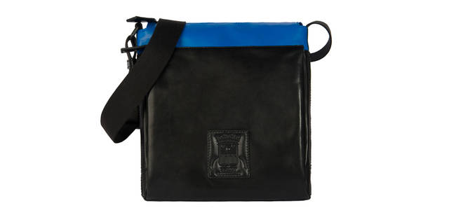 <strong>BALLY｜バリー</strong>　正方形に近いフォルムが新鮮。メッセンジャーバッグ [W25×H27×D6cm] 7万4550円（バリー）