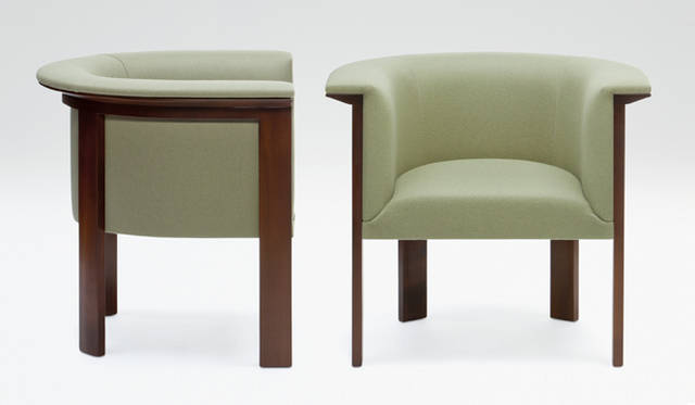 <strong>ARMANI / CASA｜アルマーニ / カーザ</strong>　ARM CHAIR「EDWARD（エドワード）」49万2450円（78.5×65×H69.5cm／スモークドチェリーウッド）木部は、スモークドチェリーウッド、ブラウンオーク材ブラッシュ仕上げ、ライトオーク材ブラッシュ仕上げ、ブラウンマホガニーの4種から選べ、ファブリックは約400種近くあるコレクションからコーディネートできる。