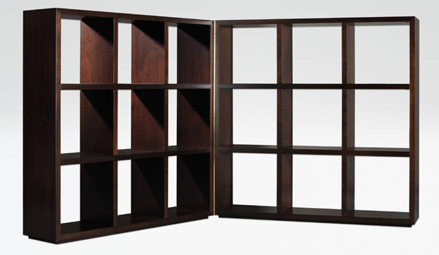 <strong>ARMANI / CASA｜アルマーニ / カーザ</strong>　BOOKCASE「EPICURO（エピキュロ）」114万8700円（OPEN：240×28×H123cm、CLOSED：120×56×H123cm／スモークドチェリーウッド）木質は、スモークドチェリーウッド、ブラウンオーク材ブラッシュ仕上げ、ライトオーク材ブラッシュ仕上げ、ブラウンマホガニーの4種から選べる。