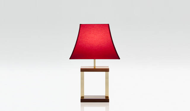 <strong>ARMANI / CASA｜アルマーニ / カーザ</strong>　TABLE LAMP「EVELINE（エヴェリン）」41万550円（34×34×H56cm／スモークドチェリーウッド、ランプシェード：レッド）ランプシェードは、レッド・ベージュ・ホワイトの3色から選べる。