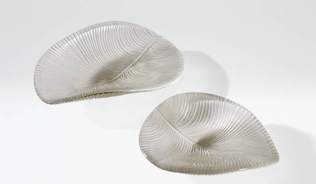 <strong>ARMANI / CASA｜アルマーニ / カーザ</strong>　CENTERPIECE「ELIZABETH（エリザベス）」19万7400円（35.5×31×H9cm）、14万8050円（26×22.5×H8cm／Murano glass）カラーは、シャンパン色とグレイ色の2色展開（写真はシャンパン色）。