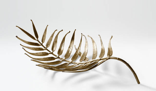 <strong>ARMANI / CASA｜アルマーニ / カーザ</strong>　CENTREPIECE「ERIKA（エリカ）」12万8100円（75×43×H21cm）リーフの繊細な表情と大胆なフォルムは、ひと味ちがう上質さをアピール。