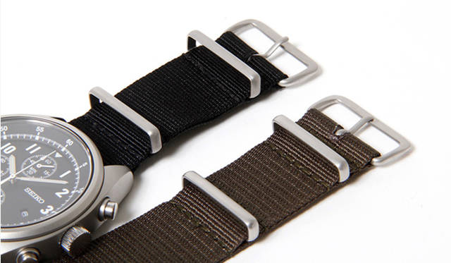 <strong>nonnative×SEIKO│ノンネイティブ×セイコー</strong>　バンドはブラックとカーキの2色が付属される。