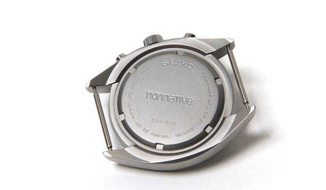 <strong>nonnative×SEIKO│ノンネイティブ×セイコー</strong>　001から500までのシリアルナンバーが入る。