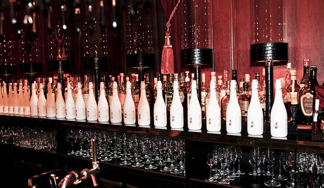 <strong>170years DORMEUIL PARTY｜ドーメル</strong>　 「LOOM NIPPON」プロデュースによる老舗醸造元「阿部勘酒造店」の日本酒『護国』。