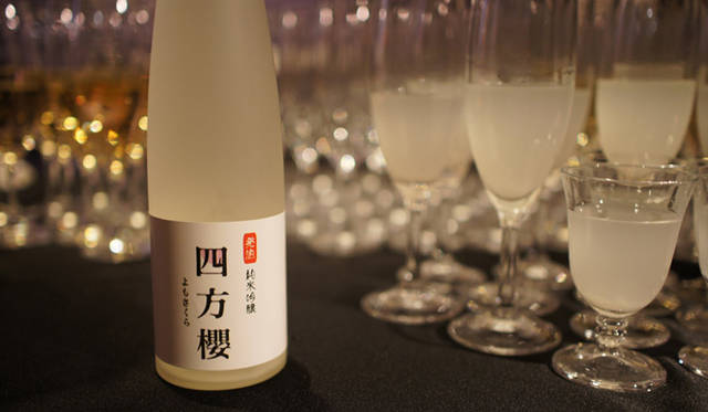 <strong>170years DORMEUIL PARTY｜ドーメル</strong>　「LOOM NIPPON」プロデュースによる老舗醸造元「阿部勘酒造店」の日本酒スパークリング『四方櫻』。