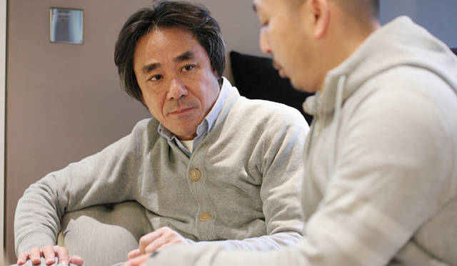 <strong>LOOPWHEELER｜ループウィラー　ルモアズ別注パーカついに完成！</strong><br />代表の鈴木 諭氏は“生産管理”という裏方として、あらゆるアパレルメーカーを支えてきた人物。裏方として経験を積むなかで、吊り編み生地に対する価値感を共有する工場（職人）との出会いを重ね、1999年「ループウィラー」をスタート。吊り編み生地を主役にしたクリエイションは、国内だけに留まらず、ナイキとのコラボレーションや、パリの『コレット』で展開されるなど、世界で認められている。