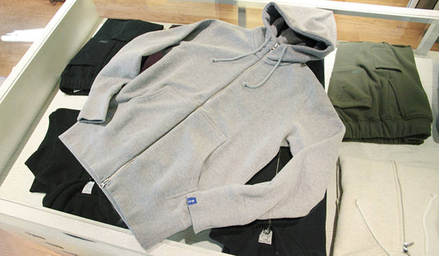 <strong>LOOPWHEELER｜ループウィラー　ルモアズ別注パーカついに完成！</strong><br />LW190 ハイジップパーカ／LWライトの生地を使用した襟もとの高いハイジップパーカ。発売後、好評につき欠品がつづいたため、2011年より準定番商品に。