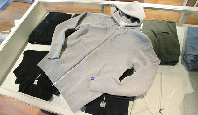 <strong>LOOPWHEELER｜ループウィラー　ルモアズ別注パーカついに完成！</strong><br />LW81 ちびジップパーカ／LW09と並びループウィラーでもっとも人気のあるアイテムのひとつ。生地にLWライトを使用したダブルジップタイプで、LW09と比べるとやや細身のシルエット。縫製にはフラットシーマーが多く使われている。女性向けに専用パターンを使用したジップパーカ LW78 ちびジップパーカも定番アイテムとして生産されている。