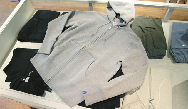 <strong>LOOPWHEELER｜ループウィラー　ルモアズ別注パーカついに完成！</strong><br />LW09 無地丸胴フルジップパーカ／ループウィラーでもっとも人気の高い定番ジップアップパーカ。他の定番LWベーシック丸胴モデル同様に、丸胴ボディ+フラットシーマ仕様。よりオーセンティックな仕様を追求し、ファスナーはオープンタイプが使用されている。