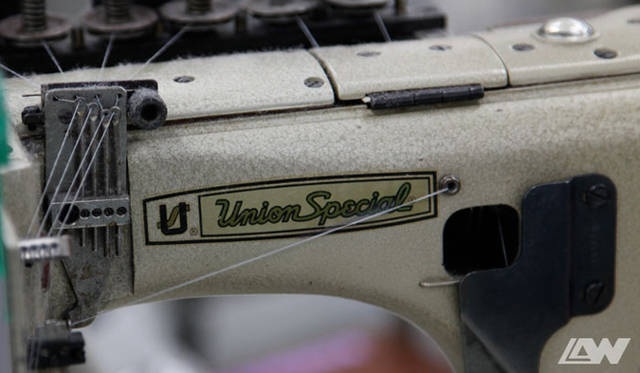 <strong>LOOPWHEELER｜ループウィラー　ルモアズ別注パーカついに完成！</strong><br />米国 Union Special社製フラットシーマ。ヴィンテージデニムのチェーンステッチ仕上げでは同社の43200Gが有名だが、4本針ミシン＝フラットシーマでは、class 36200（写真）が知られている。後に発売される4本針ミシンたちのお手本となることも多かったモデルで、現在も愛されつづけているミシンである。