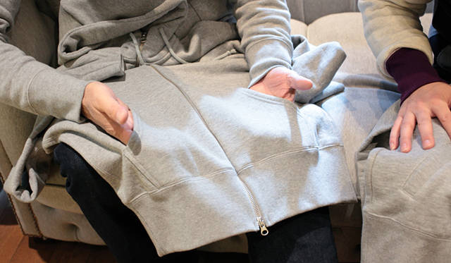 <strong>LOOPWHEELER｜ループウィラー　ルモアズ別注パーカついに完成！</strong><br />“ハンドウォーマー”のように腹部の中央に向かって両端から手が入れられる“カンガルーポケット”はいわゆるパーカの基本形だが、カジュアルなイメージが強い。今回はよりモダンで洗練されたデザインを意識し、“ボックスポケット”を採用。共地にすることでより落ち着いたイメージに仕上がっている。