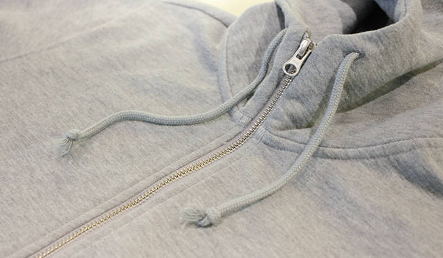 <strong>LOOPWHEELER｜ループウィラー　ルモアズ別注パーカついに完成！</strong><br />フロントジップのサイドにステッチを入れるのは、スウェットパーカのオーセンティックなディテール。