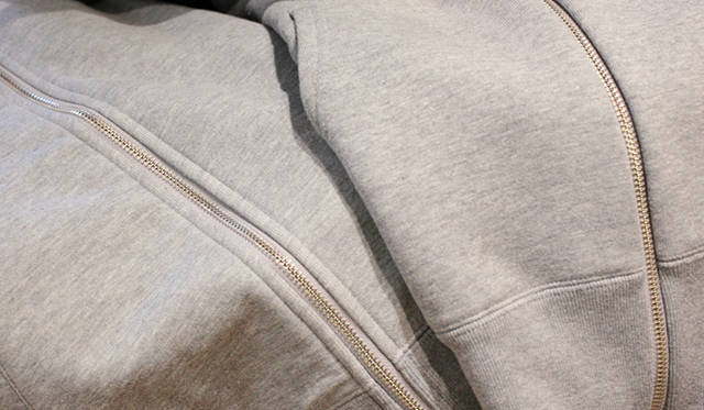 <strong>LOOPWHEELER｜ループウィラー　ルモアズ別注パーカついに完成！</strong><br />縦のラインを強調し、すっきりとした印象を与えるデザインディテールとしてだけでなく、ファスナーの開閉がしやすくなるという機能性も備えている。