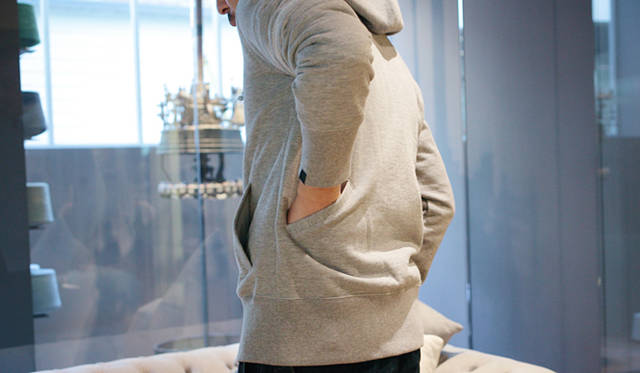 <strong>LOOPWHEELER｜ループウィラー　ルモアズ別注パーカついに完成！</strong><br />遊び心のある背面ポケットは通常ループウィラーでは右に配置するが、ルモアズ別注パーカでは左に。斜めにカットされているため後ろ手にも物の出し入れがしやすく、ペットボトルが入る容量の大きさも魅力。