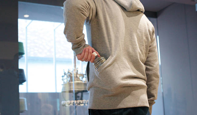 <strong>LOOPWHEELER｜ループウィラー　ルモアズ別注パーカついに完成！</strong><br />斜めにカットされているため後ろ手にも物の出し入れがしやすく、ペットボトルも入る容量の大きさも魅力。