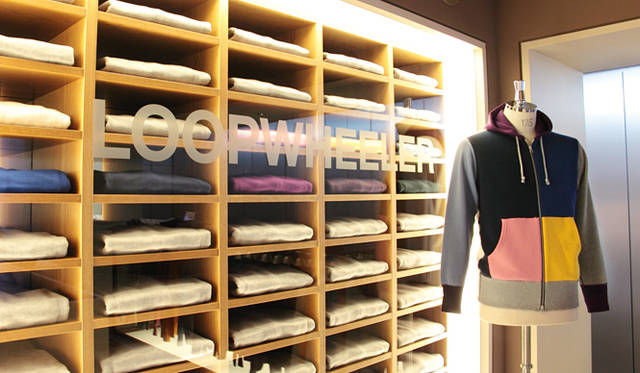 <strong>LOOPWHEELER｜ループウィラー　ルモアズ別注パーカついに完成！</strong><br />フラッグシップショップである『ループウィラー千駄ヶ谷』。店舗は『ループウィラー福岡』『ループウィラー大阪』の全3店舗。とくに千駄ヶ谷の店舗には、海外からのお客さんも多く訪れるそう。いまやコレクターズアイテムとして注目されるループウィラーの製品は、店頭に並んだとたん完売してしまうこともあるため、入荷情報はホームページでつねにチェックしておきたい。