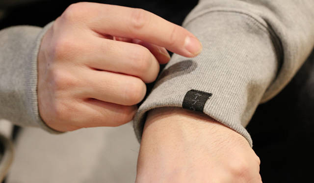 <strong>LOOPWHEELER｜ループウィラー　ルモアズ別注パーカついに完成！</strong><br />今回ルモアズは黒地にチャコールグレーの文字を合わせたシックなタグをオーダーした。